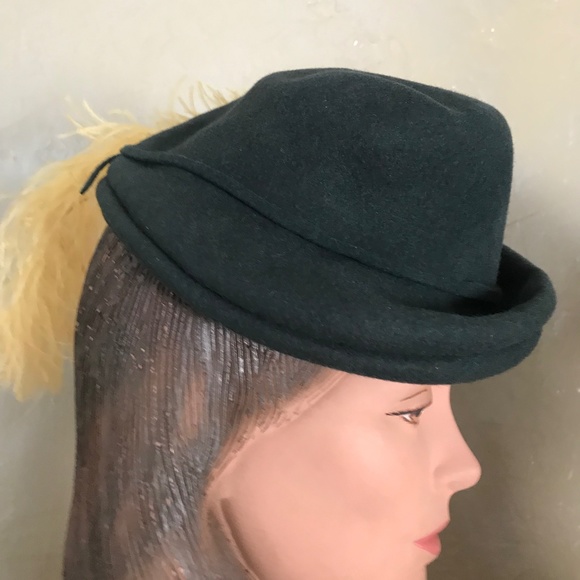CHIC 1940s GREEN FELT TILT HAT WITH BLACK AND YELLOW OSTRICH FEATHERS main image 10